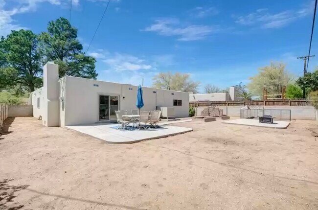 Foto del edificio - 1300 Espejo St NE