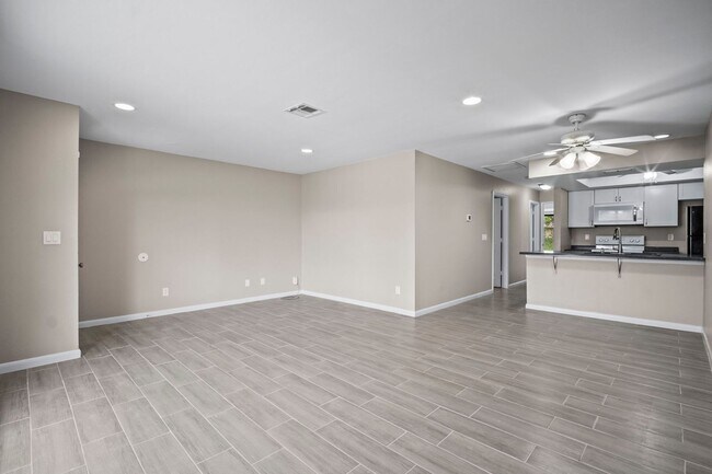 Building Photo - Stunning duplex offers two spacious bedroo...