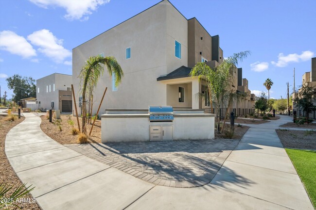 Building Photo - 2118 E Voltaire Ave