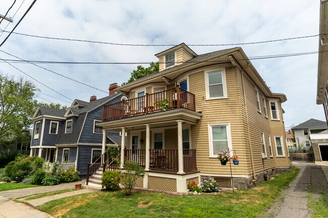 Building Photo - 15 Castleton St