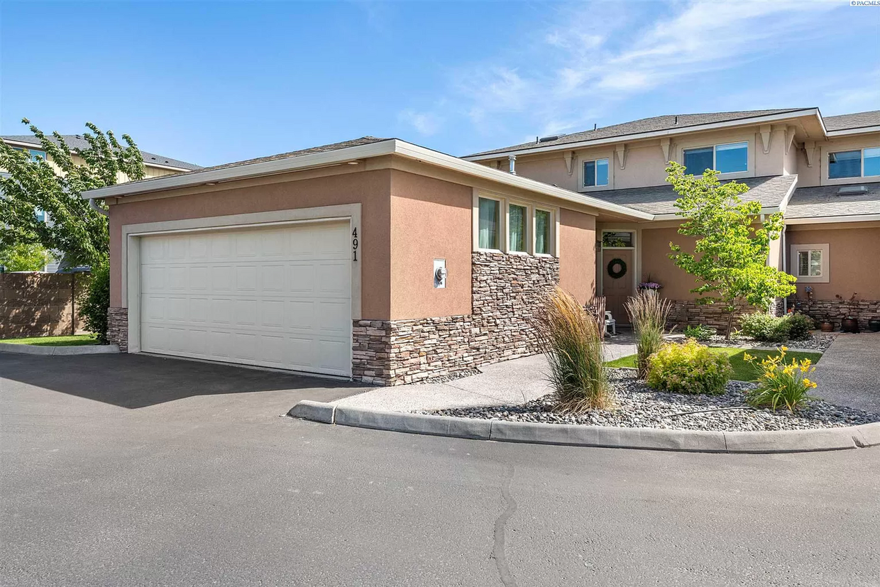 Primary Photo - Stunning Condo Overlooking Golf Course and...