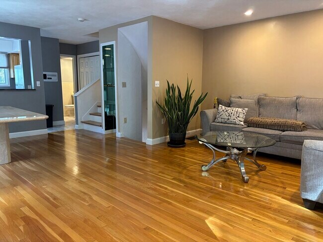 Foto del edificio - 701 Sherwood Forest Ln