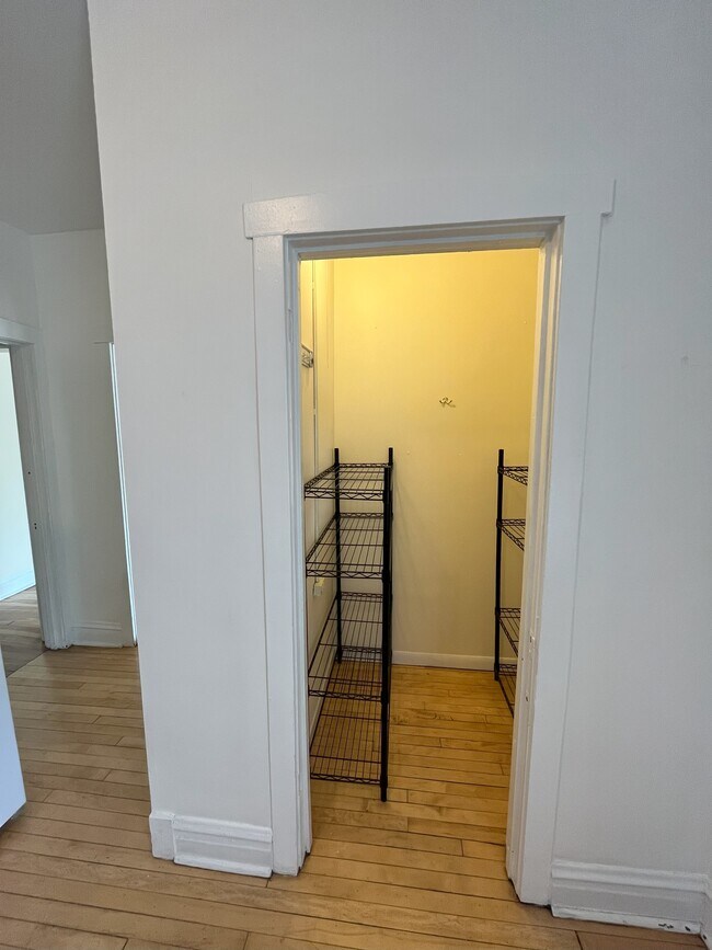Kitchen Pantry - 4850 N Rockwell St