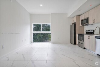 Building Photo - 420 SW 7th Ave