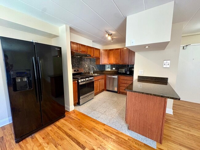 Building Photo - 2115 W Farwell Ave