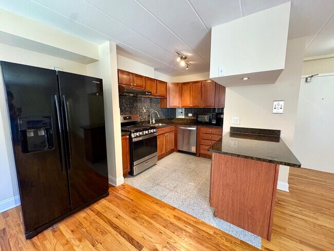 Foto del edificio - 2115 W Farwell Ave