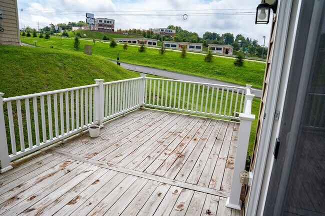 Foto del edificio - 4 Bedroom 3.5 Bathroom Townhome available in Suncrest Village- 06/4/2026