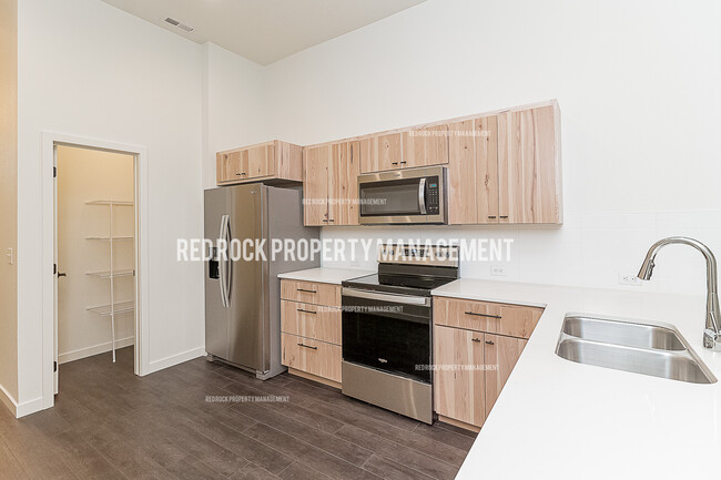Building Photo - 712 S Crescent Ln