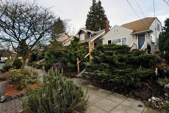 Building Photo - Beautiful Craftsman Home in Desired Neighb...
