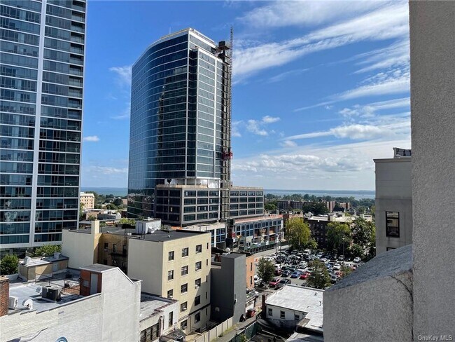 Building Photo - 25 Leroy Pl