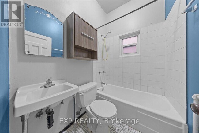 Building Photo - 484 Gilmour St