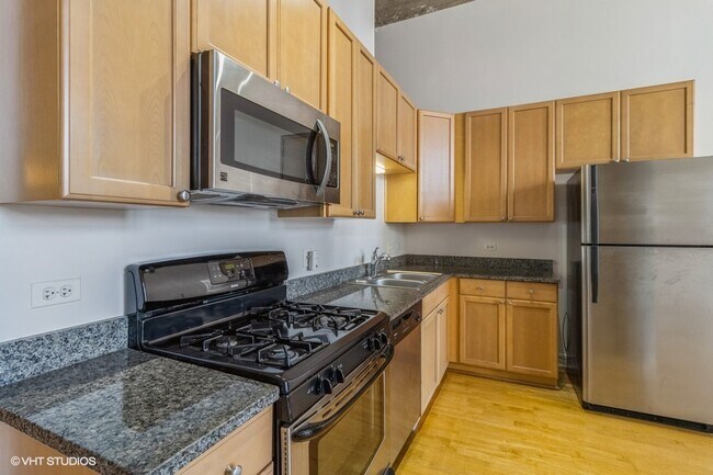Building Photo - 320 E 21st St