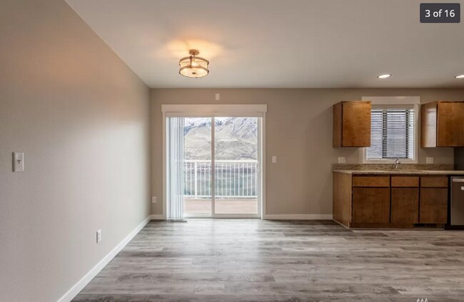 Building Photo - 992 Highline Dr