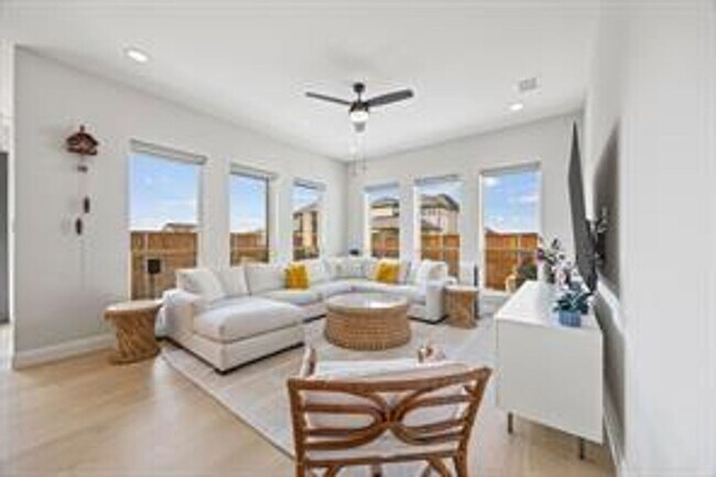 Foto del edificio - Exquisite Modern Living in Rowlett