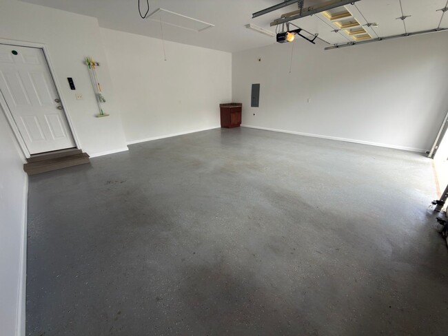 Building Photo - Beautiful Three Bedroom, Two and a half Bath home available in River Wood of Fairlawn