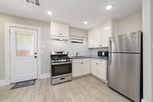 Foto del edificio - 6720 Cathcart Dr
