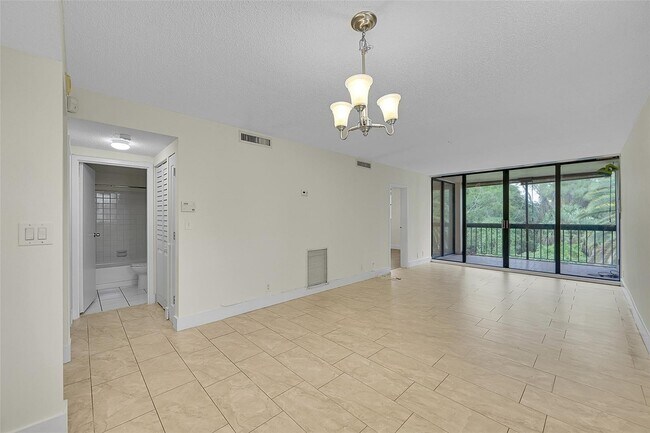 Foto del edificio - 8415 Forest Hills Dr