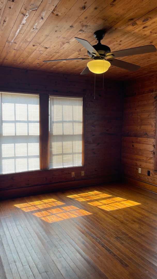 Building Photo - 3 Bedroom Home Available Mid-July!