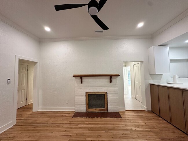 Foto del edificio - Renovated Home Near UF & Law School | Private Entrance + Porch