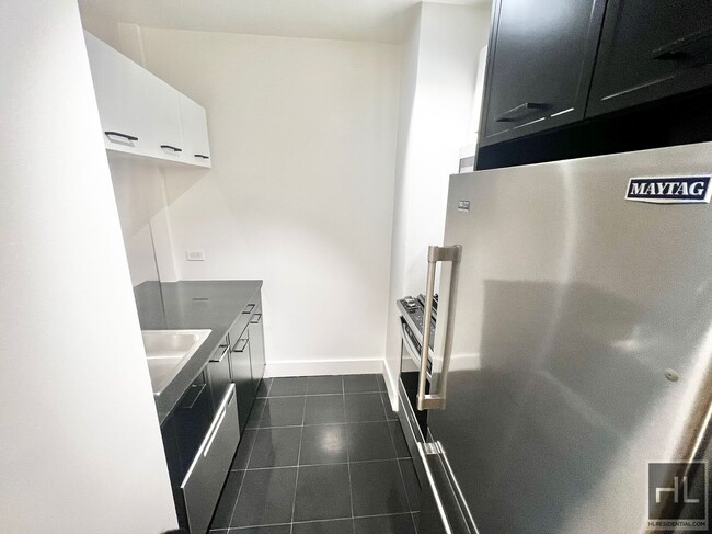 Building Photo - 15th floor Flex 3BR with incentives!