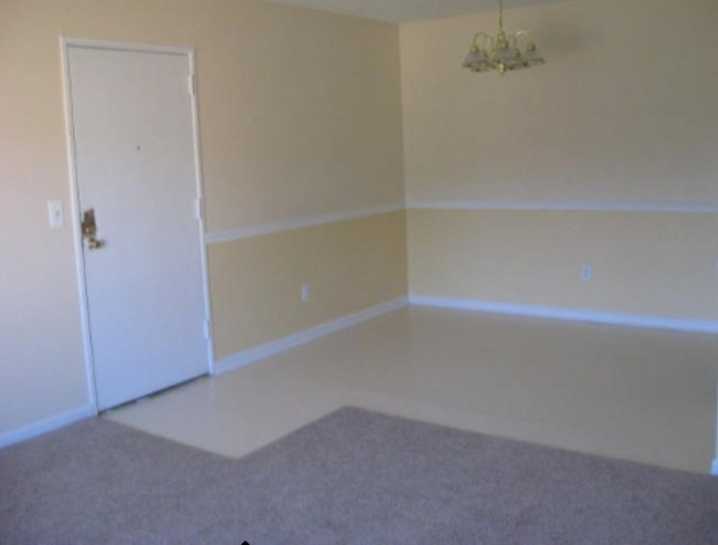 Dining Room - Edmond Estates Apartments