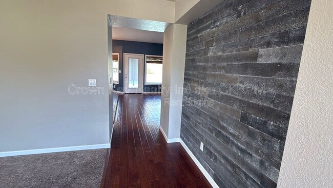 Foto del edificio - 885 Tom Fowler Dr