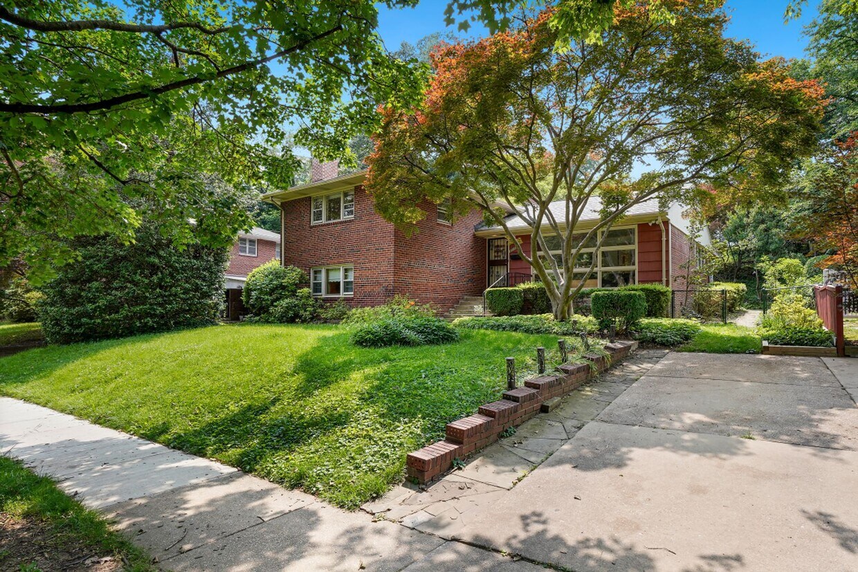 Primary Photo - Spacious Split Level on Sundale Stone's Th...