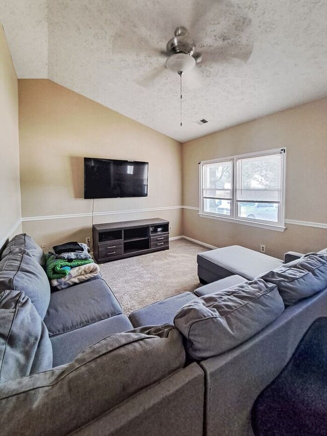Foto del edificio - Pet Friendly Ranch Style Home in Huntingto...