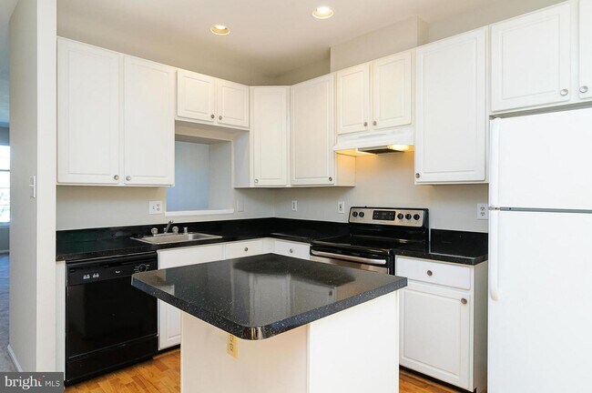 Building Photo - 8459 Gold Sunset Way
