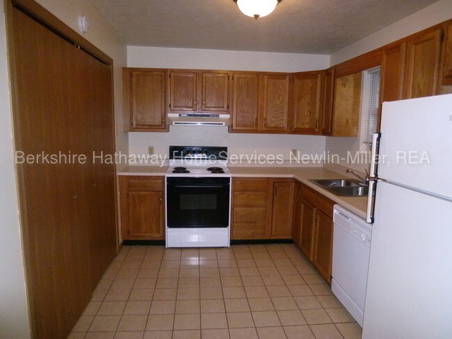 Building Photo - Country Walk Estates - Pets Welcome!*