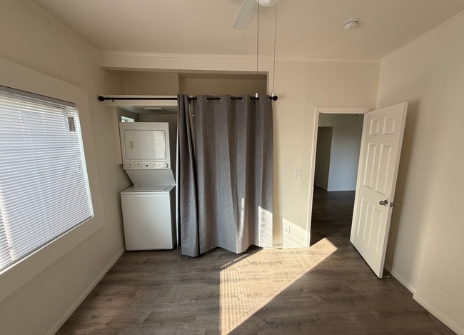 Building Photo - 420 N Rose Pl