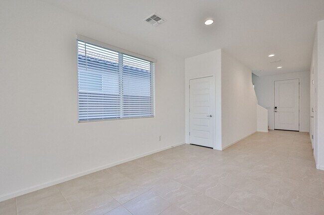 Foto del edificio - NEW 6 BEDROOM 3 BATHROOM HOME AVILABLE FOR RENT!