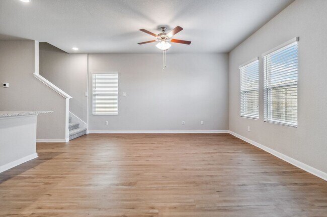 Foto del edificio - Luxury 3-bedroom, 2.5-bathroom Duplex in Saint Hedwig, TX!