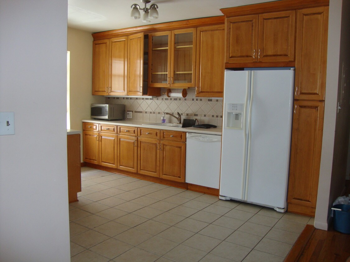 kitchen - 69 Tiemann Pl