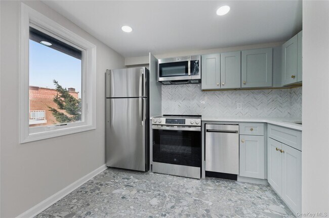 Foto del edificio - 120 Maple Ave