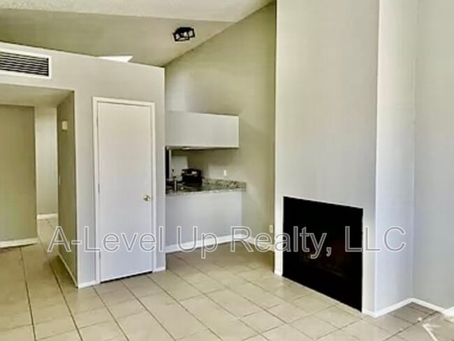 Building Photo - 401 E Thoroughbred St