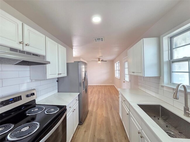 Foto del edificio - 411 W 4th St