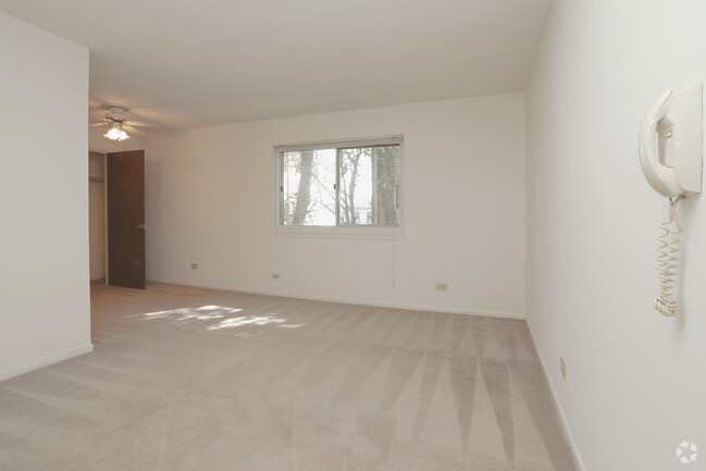 1 HAB, 1 BA - Sala de estar - Garden Court Apartments