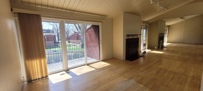 Foto del edificio - Two-Bedroom Condo| Parking + WiFi Included!