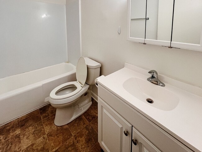 Building Photo - Updated 2 Bedroom, 1 Bath Condo