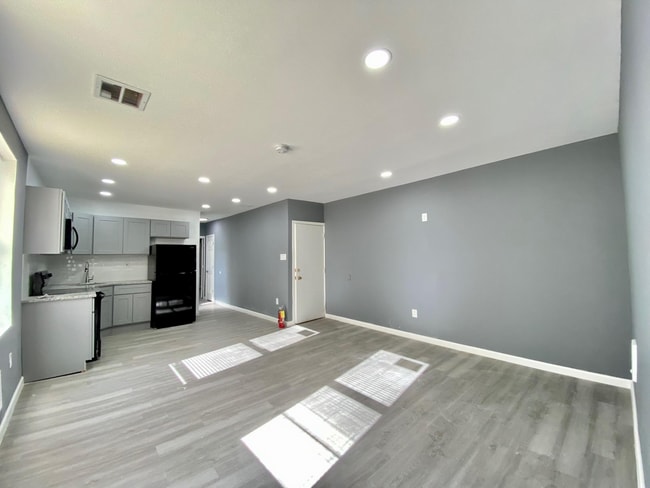 Building Photo - 2 bed/1 bath apartment for rent available ...