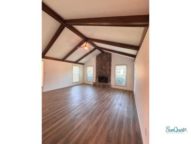 Foto del edificio - Beautifully updated 3 bedroom, pool home z...