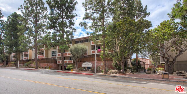 Foto del edificio - 6375 Green Valley Cir