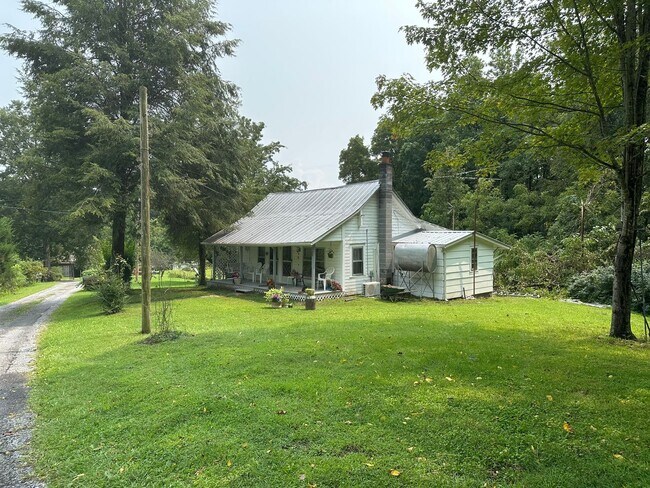 Foto del edificio - 3 bedroom/1 bath house  Fall Branch, TN