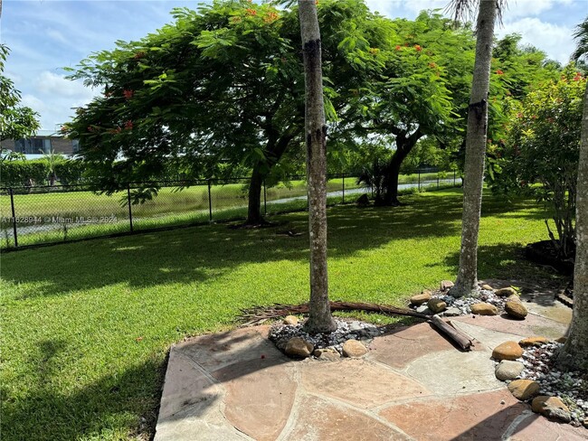 Foto del edificio - 16643 Golfview Dr