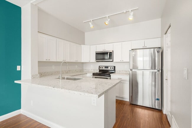 Building Photo - 2 Bedroom 2 Bath Townhouse 2 Car Garage S ...