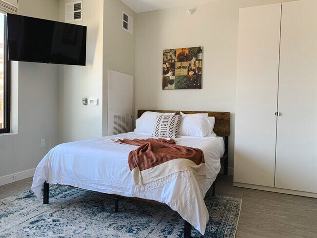 Building Photo - 2530 University Ave