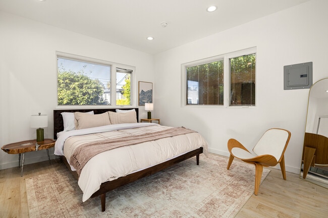 Building Photo - 831 Dickson St