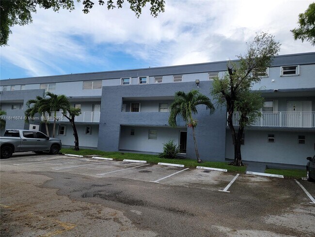 Foto del edificio - 9371 Fontainebleau Blvd