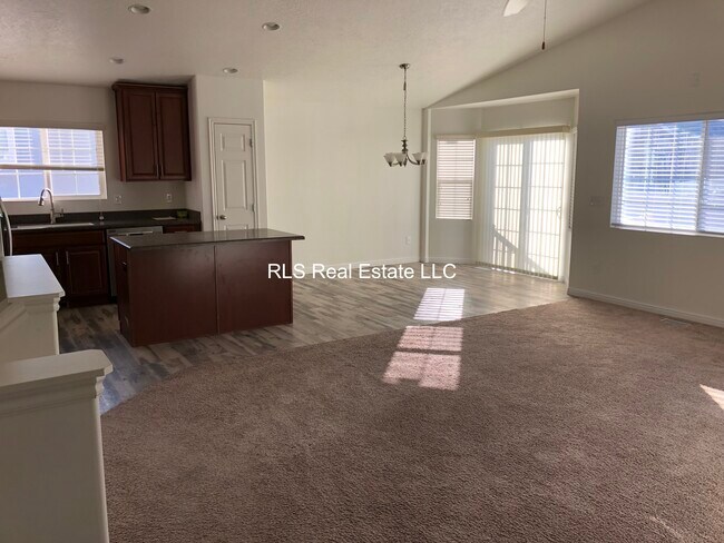 Building Photo - 693 W Parkview Dr